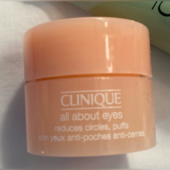 Clinique 5 bags with beauty products - Picture 8 of 15